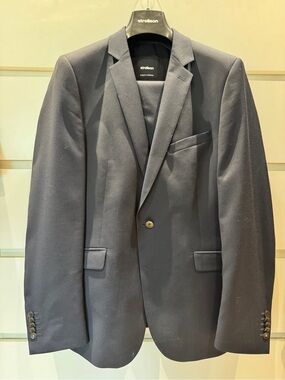 Strellson 100% Wool Suit in Navy